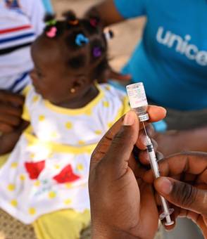 Impulsamos la vacunación Una niña siendo vacunada