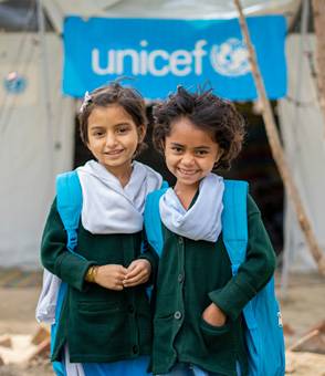 Espacios seguros Dos niñas sonríen